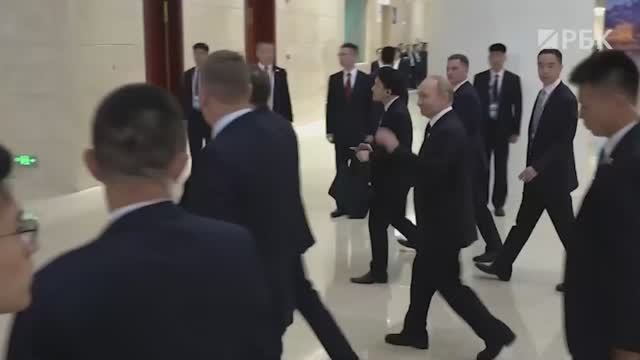 Путина на площадке саммита Шанхайской организации сотрудничества встретили "Калинкой-малинкой"