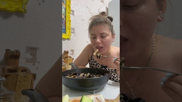 МУКБАНГ ЕМ ОПАСНЫЕ ГРИБЫ