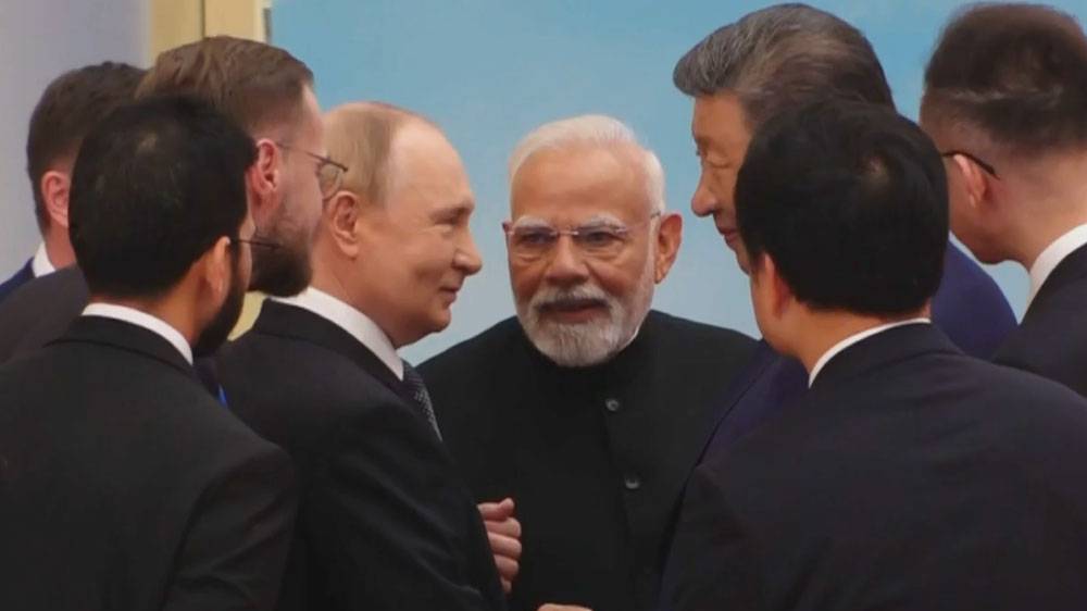 Владимир Путин, Нарендра Моди и Си Цзиньпин перед началом саммита ШОС