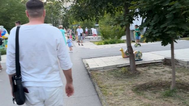 Кто чем а я огурчик кручу ночью , и пошел гулять по городу как это хорошо