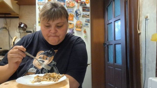 мукбанг ем жареную картошку с грибами