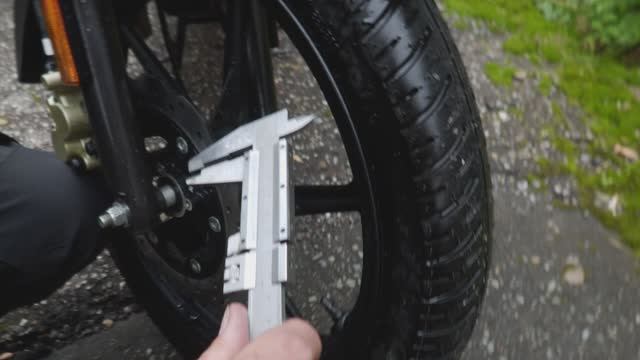 Стандартное ТО мотоцикла, на примере индийского TVS 150X. Часть 19. Глубина протектора, давление шин