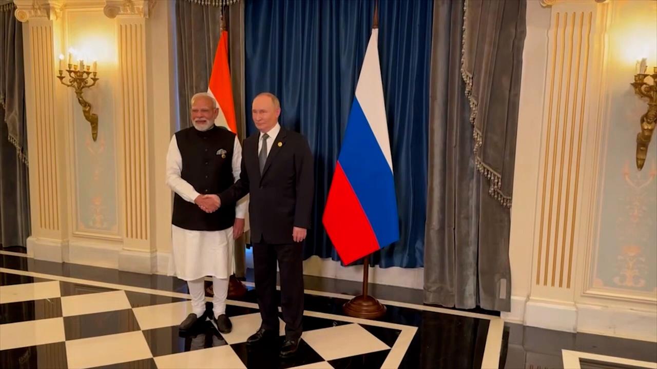 Началась беседа Путина и премьер-министра Индии Моди на полях ШОС