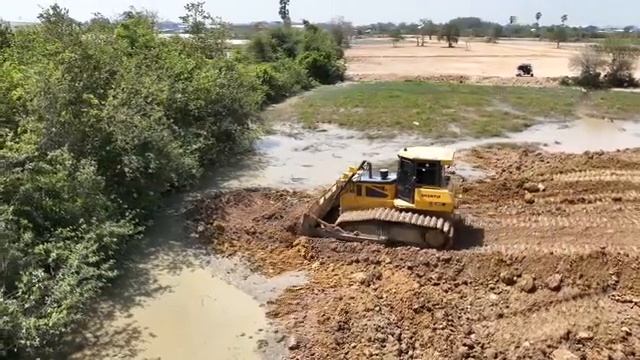 Вывоз грунта на свалку бульдозером D37E, уборка травы и выгрузка грунта грузовиком