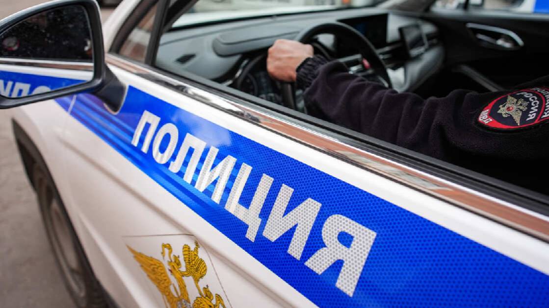 Хулиганы избили полицейского, разнимавшего драку у ТЦ в Подмосковье