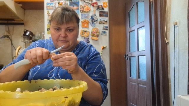 чищу грибы собираюсь жарить картошку
