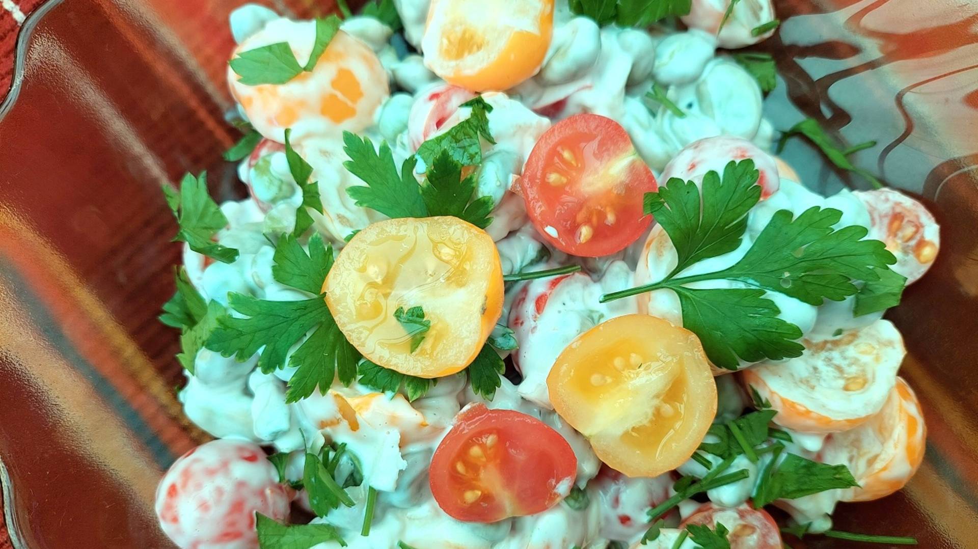 Салат с отваренными бобами и разноцветными помидорами черри. Игра красок и вкусов.