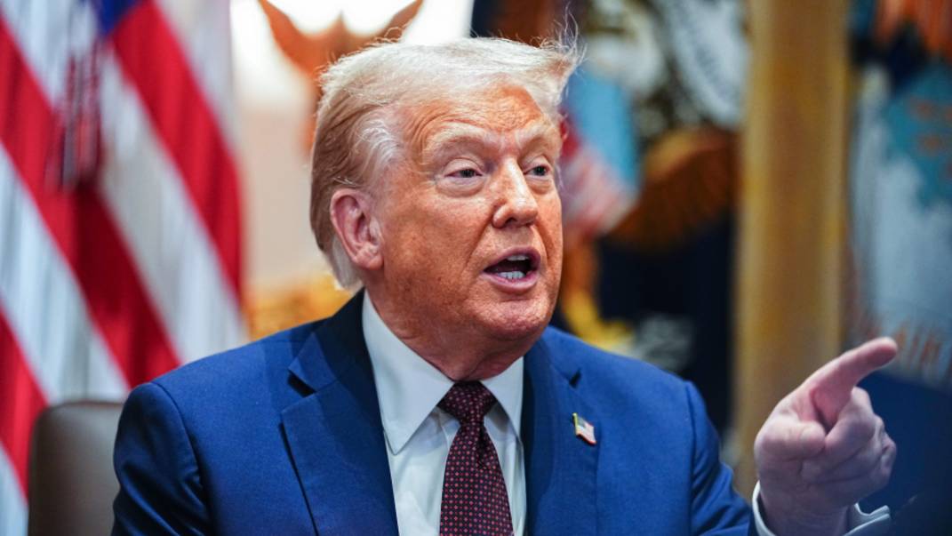 Нашли пропажу: Трамп попал в объективы камер после слухов о его смерти