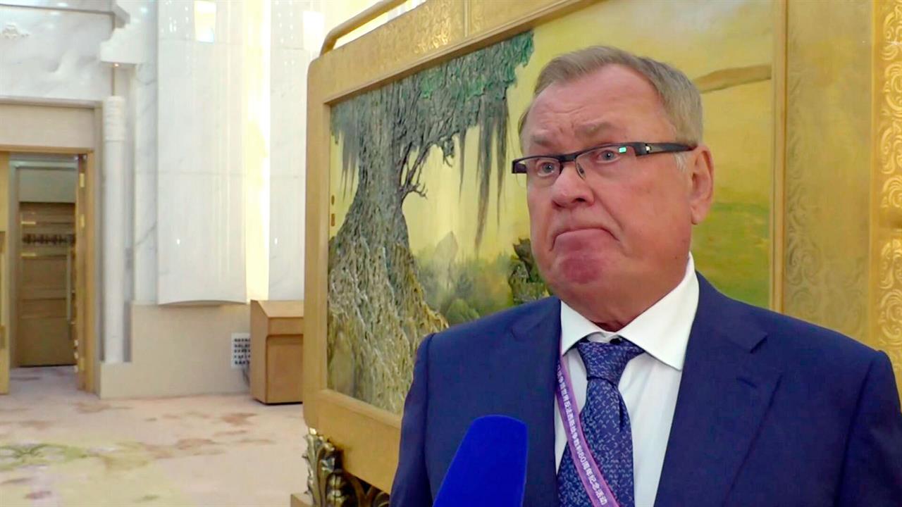 Костин рассказал о работе над возможностью платить в Китае с помощью QR-кодов