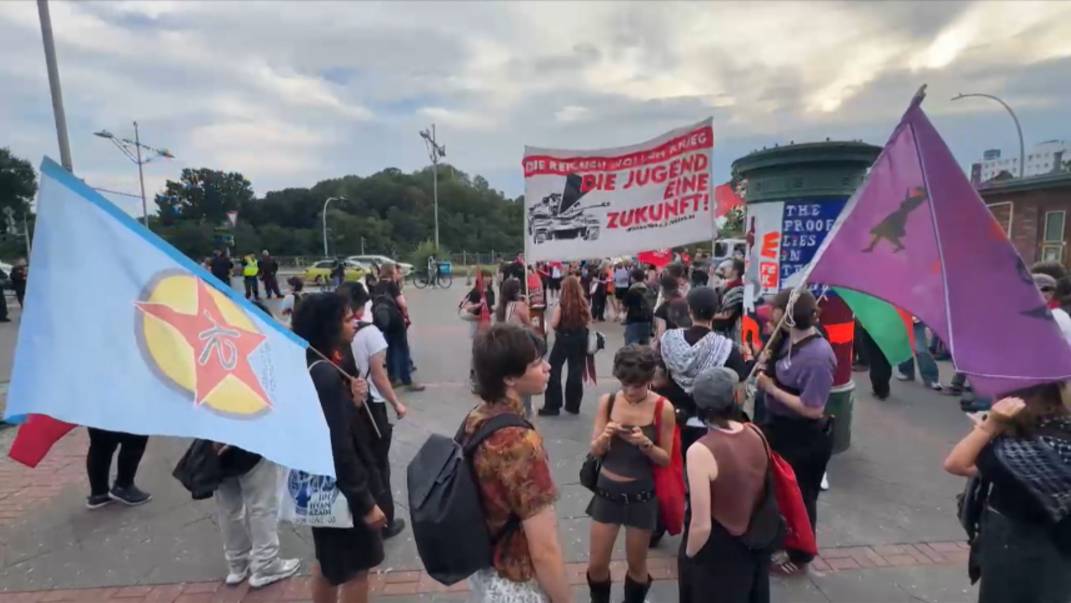 Жители Берлина вышли на антивоенный митинг