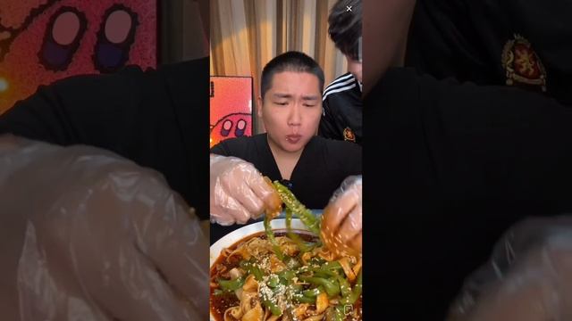 Китайская еда в прямом эфире морепродукты, пельмени, креветки