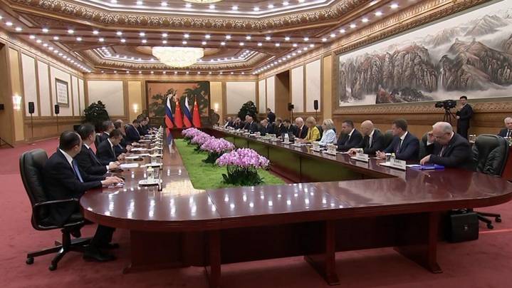 Путин и Си Цзиньпин начали переговоры в Пекине