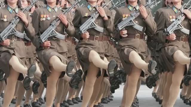 Китайские военные проходящие торжественным маршем
