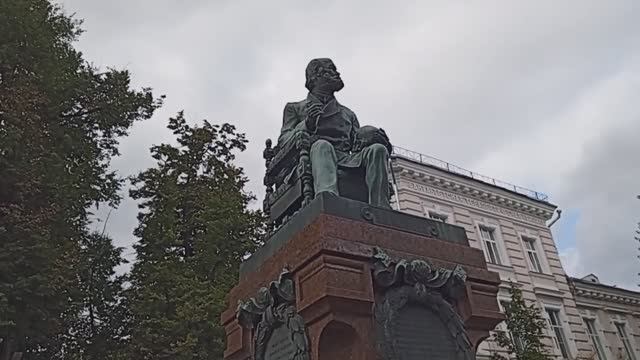 Москва. Малая и Большая Пироговская улицы. Памятник Николаю Ивановичу Пирогову.