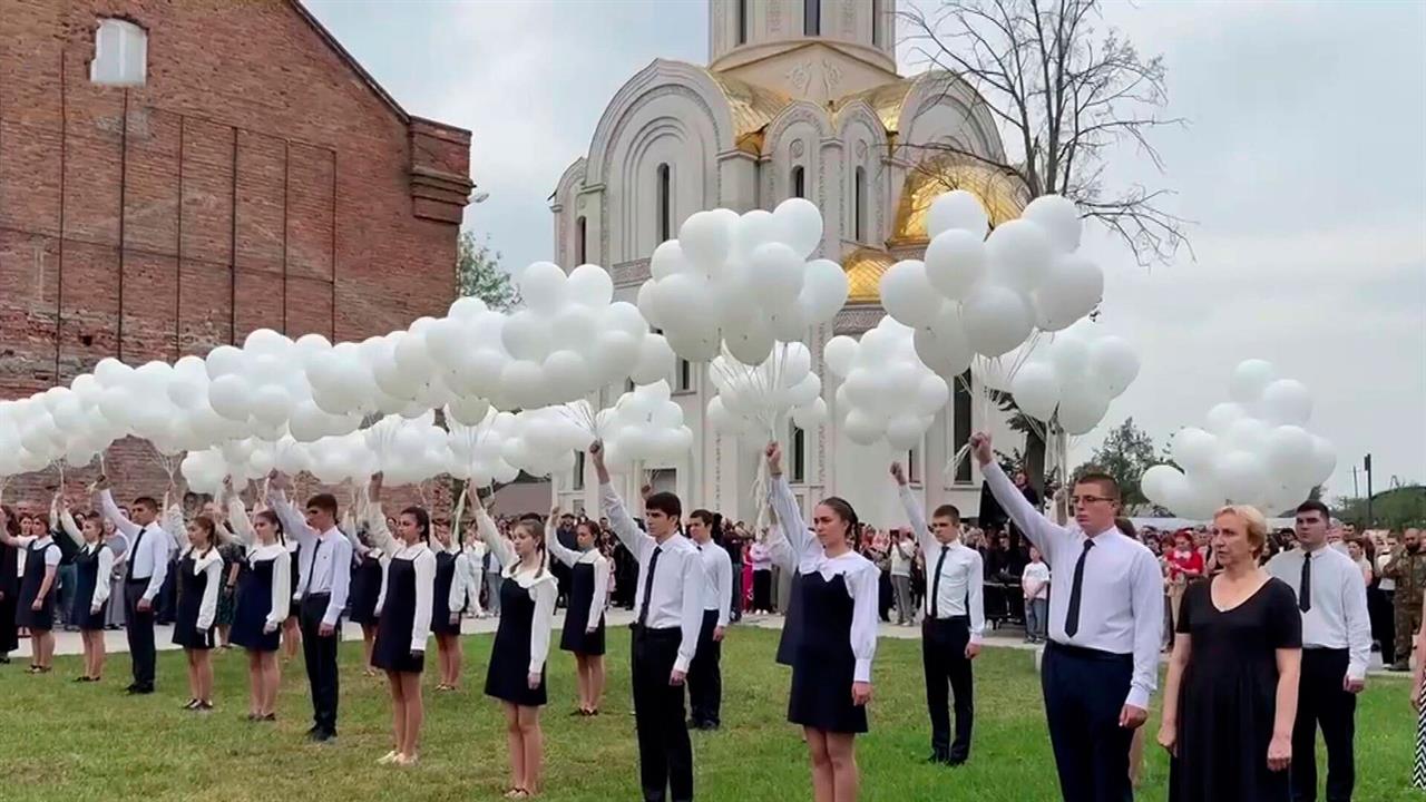 В Беслане выпустили 334 белых воздушных шара в память о погибших в теракте