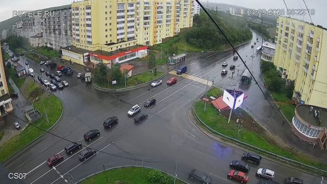 В Североморске автомобиль сбил девушку, перебегавшую дорогу в неположенном месте. ДТП