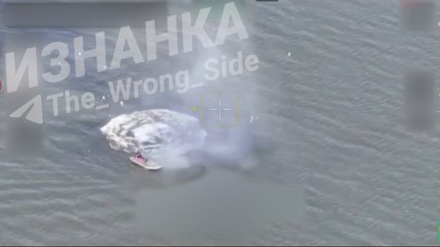 Поражение лодки с солдатами ВСУ ударами сразу нескольких FPV-дронов на оптоволокне в районе остр...