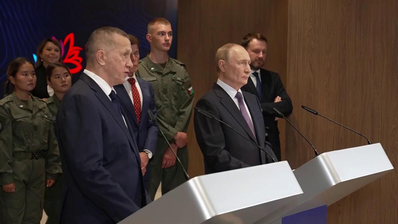 Владимир Путин посетил филиал национального центра "Россия" во Владивостоке