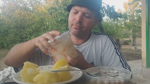Мукбанг картошка с селёдкой/обжор/еда на камеру/мокпанроссия
