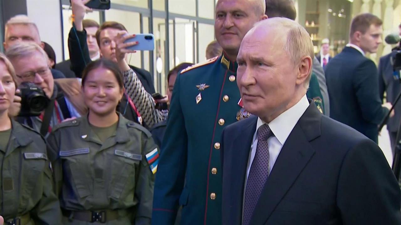 Во Владивостоке Владимир Путин посетил филиал национального центра "Россия"