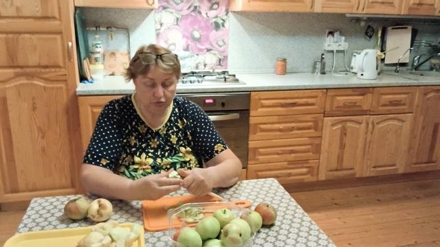 Беседую с умным человеком.
Чищу яблоки.