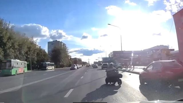 Бабуся в Тюмени на электроскутере устроила ДТП и скрылась..