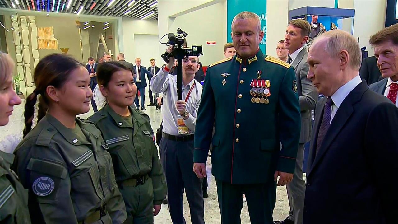 "Молодец" - Путин оценил слова курсанта о любви к военной форме