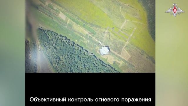 Ракетный удар ОТРК Искандер-М по полю рядом с фургонами и пикапами в Черниговской области. Ми...