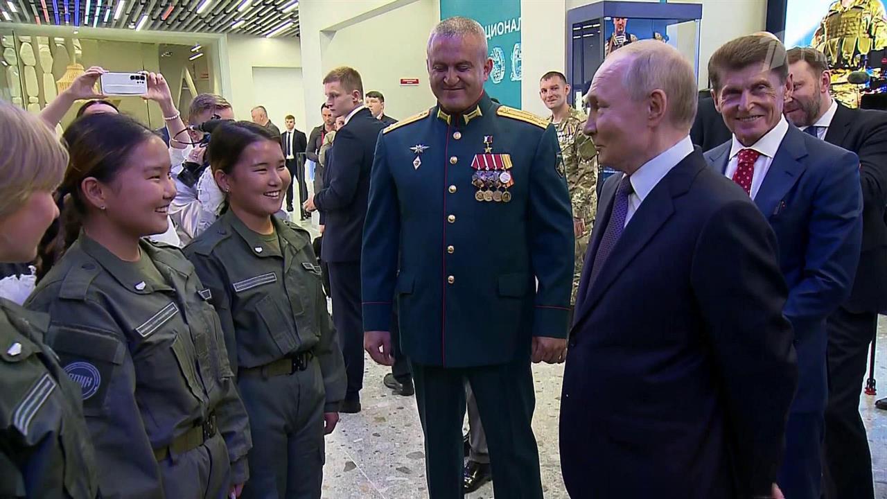 Во Владивостоке Владимир Путин посетил филиал Национального центра "Россия"