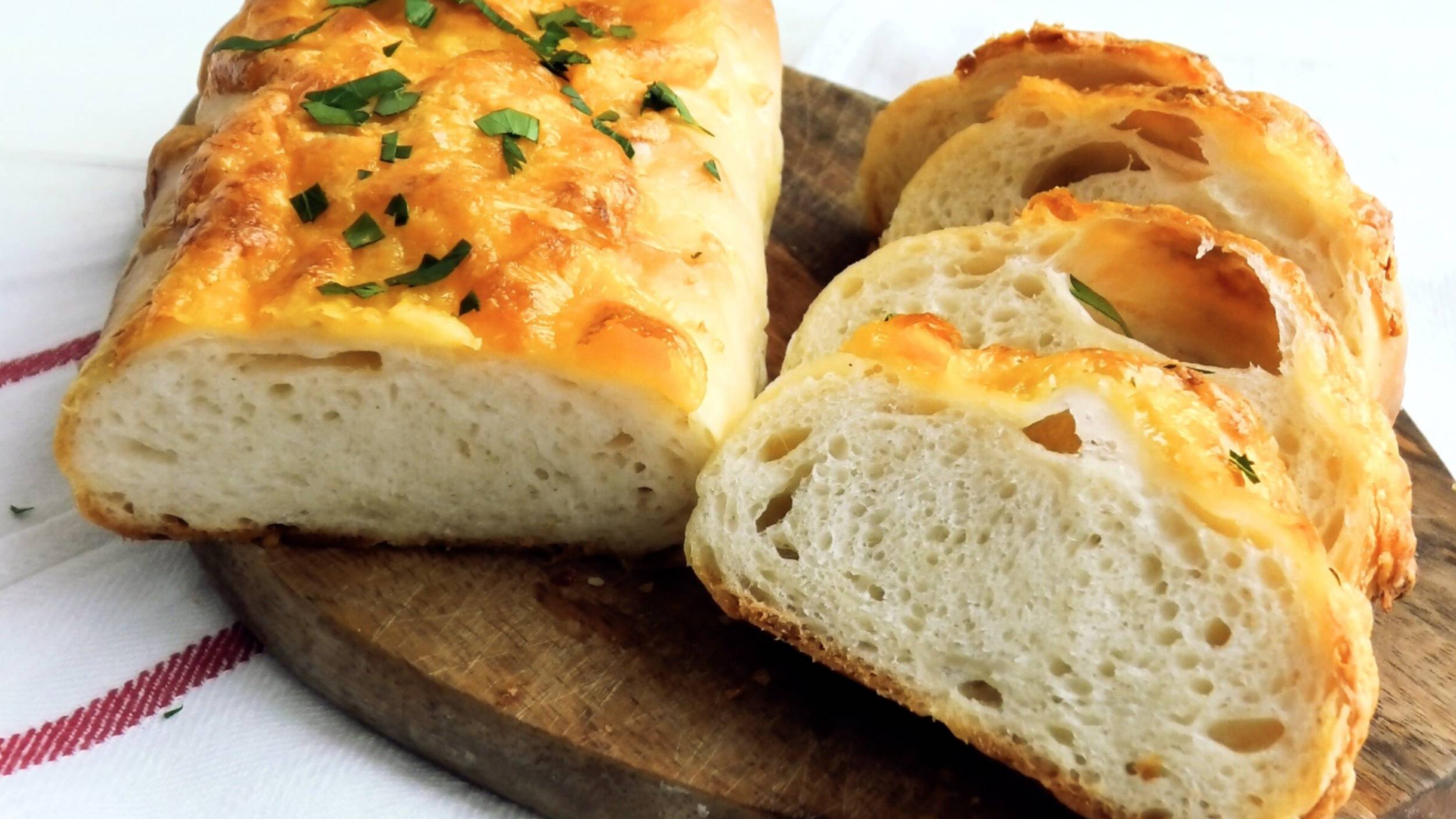Воздушные батоны с сырно-чесночной корочкой, приготовленные на пшеничной закваске