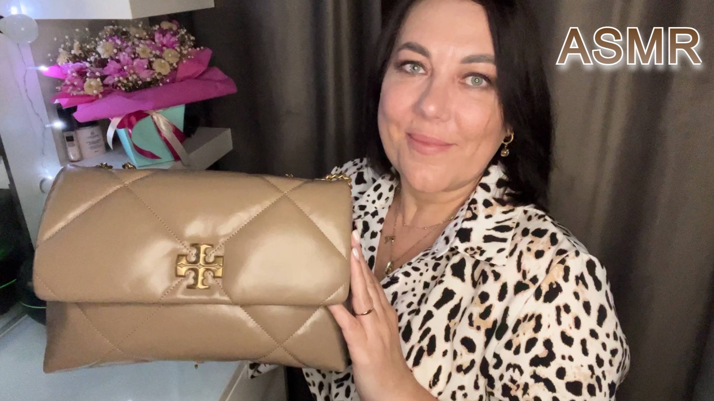 ASMR👝ЧТО В МОЕЙ ОСЕННЕЙ СУМКЕ Tory Burch🥰ШЕПОТ Таппинг Звук кожи, цепочек РЕЛАКС