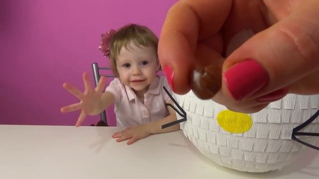 Настя и сюрприз с кошечкой