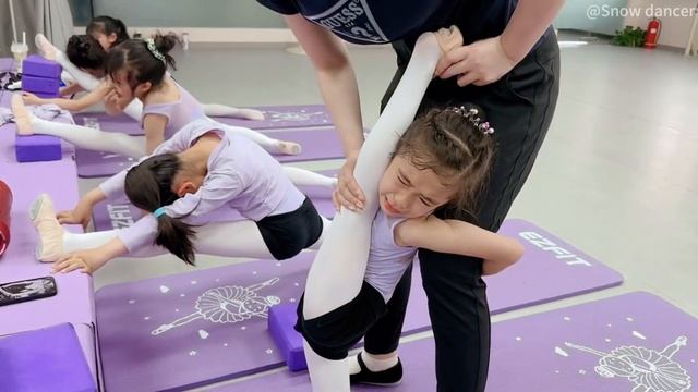 Girls flexibility training | painful stretching | 柔軟ストレッチで泣