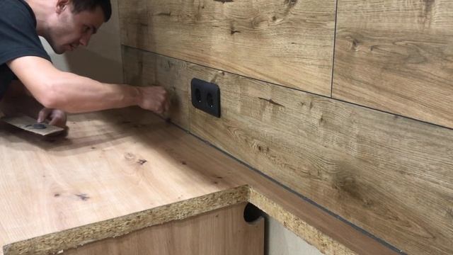 Простой способ нанесения герметика.Примыкание столешницы и фартука из керамогранита .
