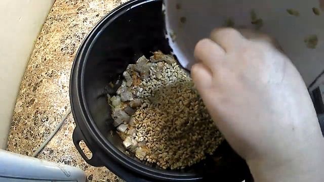 Перловая каша с мясом в мультиварке.
