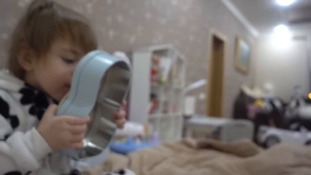 VLOG Алиса сказала ПАПА. Очень ударилась щекой.