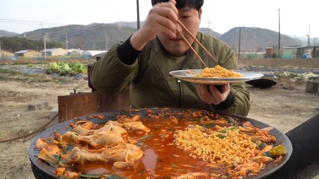 Мукбанг - Острая лапша с курными ножками.