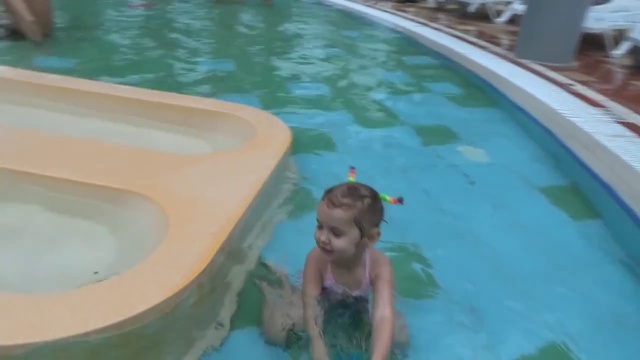 Катя в Аквапарке Терминал. Плавает в бассейнах. Have fun in Aquapark Terminal
