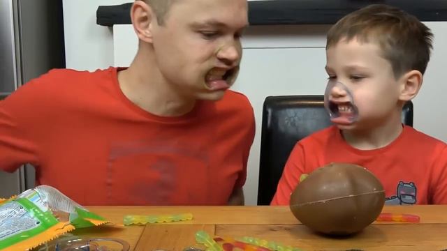 МИСТЕР МАКС кушает желейные червячки