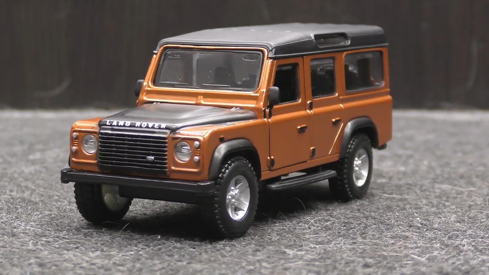 Land Rover Defender 110 / Bburago / Масштаб 1:32 коллекционная / Масштабная модель автомобиля