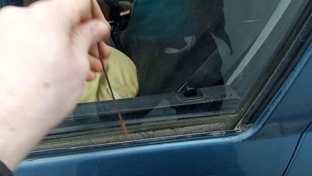 Как открыть рено логан без ключа за 2 минуты.