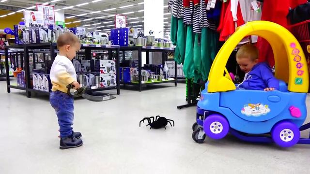 Bad Baby Гигантские Пауки Напали в Супермаркете Giant Spiders Attack in Supermarket