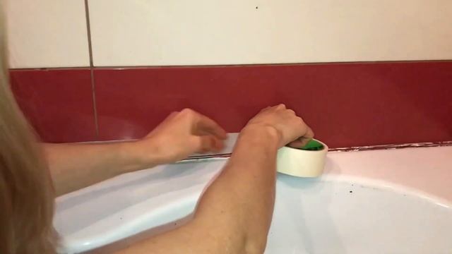 Обновляем силиконовые швы в ванной. Момент Гермент санитарный (белый).