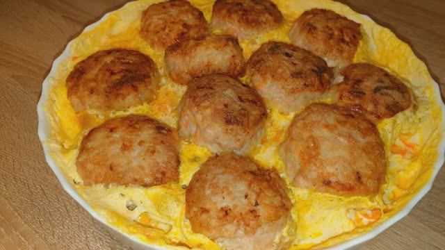 Тефтели с рисом очень вкусные и нежные, в сливочном соусе.