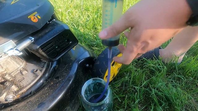 Простая замена масла в газонокосилке HUTER #лайфхак