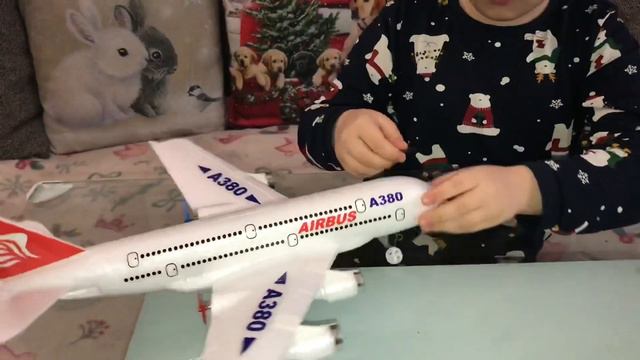 Распаковую и тестирую радиоуправляемый - самолёт AIRBUS A380 на пульте управления