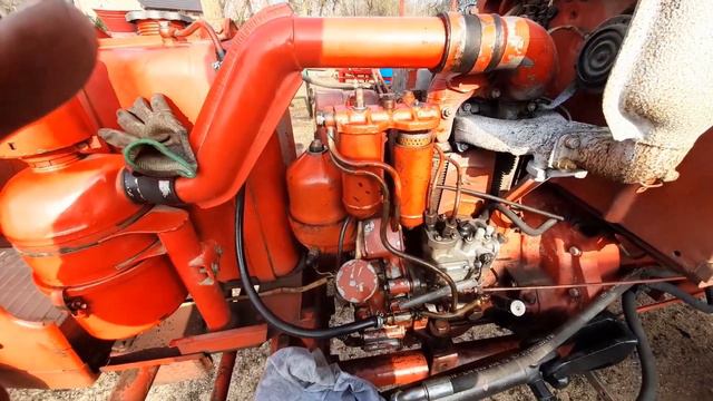 Меняю масло в моторе тракторе Т-25
