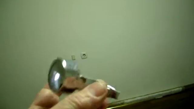 Удаление колпачка из фары
