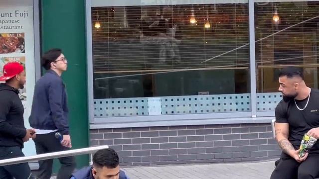Делиться едой с незнакомцами - розыгрыш _ И еще подборка последних шуточных розыгрышей