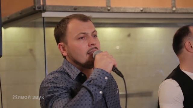 Певец в кафе, просто обалдеть!
